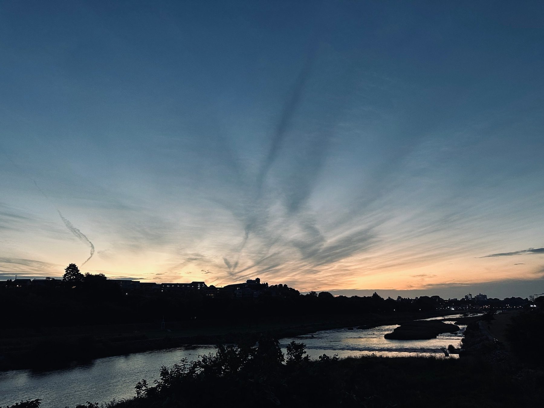 夕暮れの空と川