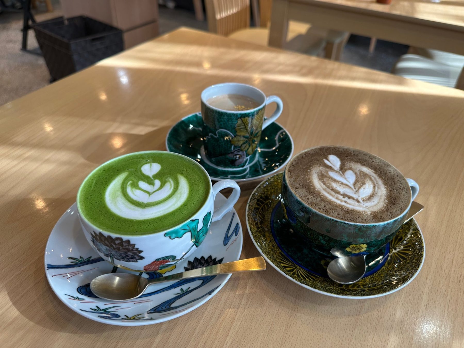 九谷焼の器に注がれた一杯