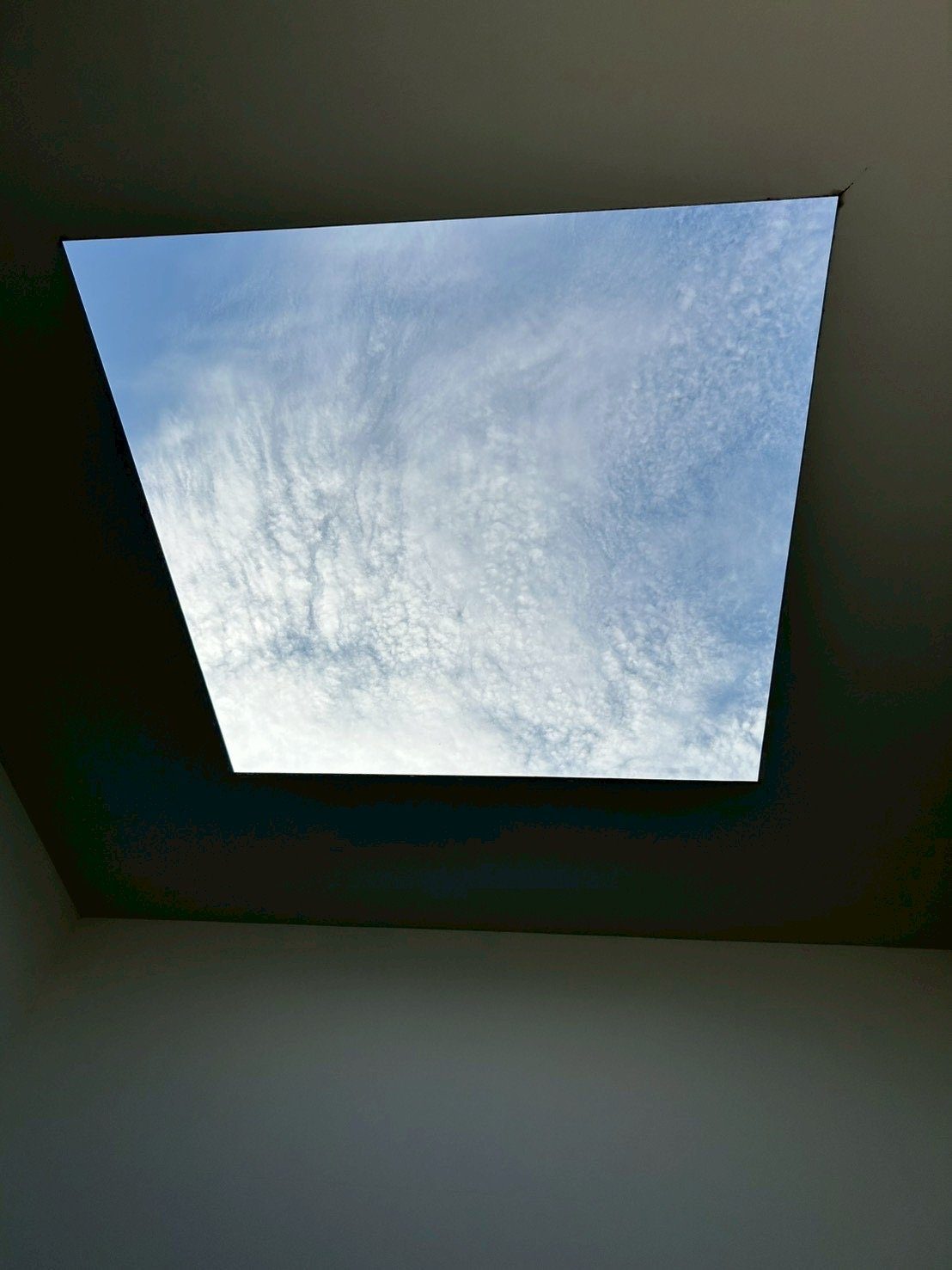 天窓から見上げる空